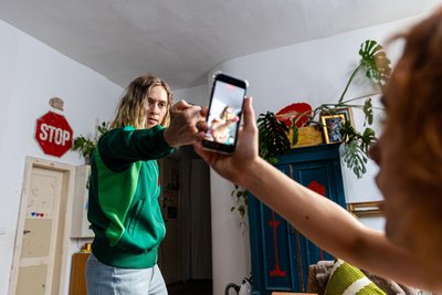 Gefilmt von ihrer Mitbewohnerin Milou (Salome Kießling), inszeniert sich Donna (Lia von Blarer) mit ihrem ersten Rant als kämpferische Feministin. SWR/Maor Waisburd