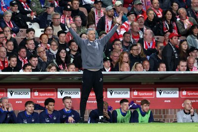 Aue-Cheftrainer Jens Härtel hat mit seinen Veilchen in Cottbus die nächste Niederlage kassiert.