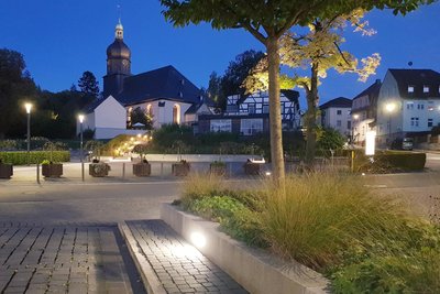 Kommunale Beleuchtung an Straßen und Plätzen gibt es in verschiedenen Varianten.