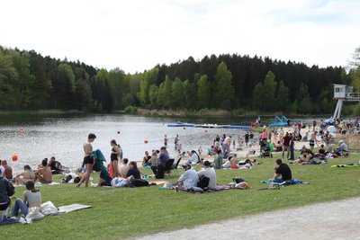 Am Sonntag von 10 bis 18 Uhr findet das Anbaden am Stausee Rabenstein statt. Der Eintritt und das Parken sind kostenfrei.
