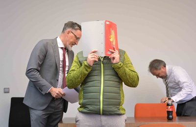 Der Angeklagte bestreitet die Vorwürfe.