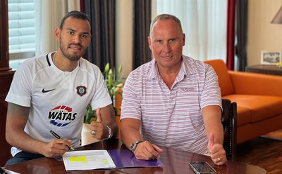 Steffen Nkansah hat sich an FC Erzgebirge Aue vertraglich gebunden - zur Freude von FCE-Präsident Helge Leonhardt.