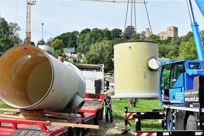 Eines der großen Regenrückhaltebecken entstand 2018 nahe dem Weidegut in Frauenstein. Regenwasserschächte kamen in die Erde, die an das Becken an geschlossen wurden. 