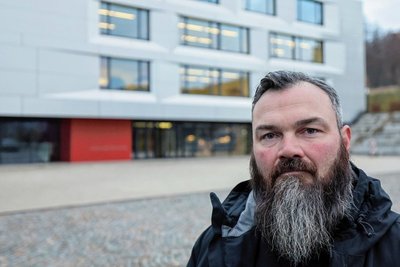 Elternratsvorsitzender Torsten Furchner, hier vor der Sachsenring-Oberschule, und weitere Eltern von Schülern der Schule haben wegen fehlender Lehrer dem sächsischen Kultusminister geschrieben. Foto: Andreas Kretschel
