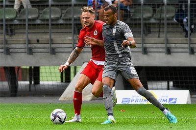 Steffen Nkansah (vorn) - im duell mit dem Kölner Timmy Thiele - spielt die zweite Saison für den FSV. 