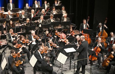 Generalmusikdirektor Florian Merz dirigierte die Staatskapelle Halle, verstärkt von Musikern der Chursächsischen Philharmonie.  