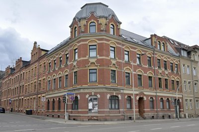 Darum dreht sich der Streit: Das Haus Crimmitschauer Straße 13 hat ein Blech- statt eines Schieferdachs.