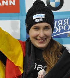 Jacqueline Lölling feiert ihren zweiten Platz bei der WM 2015.