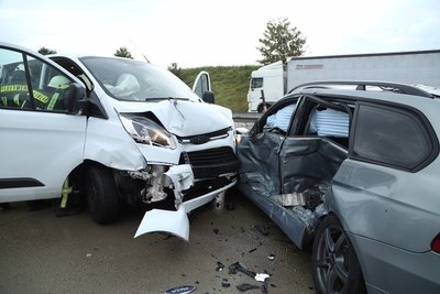 Die Fahrer eines BMW und eines Ford-Transporter gerieten am Mittwochabend auf der A 4 in Höhe Wildsdruff bei Dresden in einen Unfall.