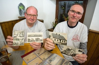 Mirko Knauth (l.) und Steffen Träger tauschen sich im Gasthof Brandau über historische Postkarten aus. 