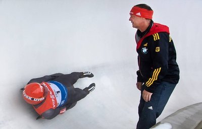 Vater und Sohn: Bundestrainer Norbert Loch beobachtet eine Trainingsfahrt von Felix Loch aus nächster Nähe.