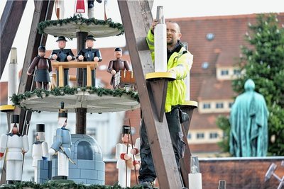 Die Pyramide des Freiberger Christmarktes steht schon auf dem Obermarkt. Kai Beier von der Firma Metallbau Köhler war hier am Freitag mit Montagearbeiten beschäftigt. 
