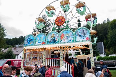 Besonders bei den Jüngsten beliebt: das Riesenrad auf dem Festgelände.