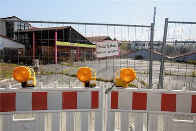 An dieser Stelle, hinter diesem Zaun, soll ein neuer Edeka-Markt gebaut werden. 