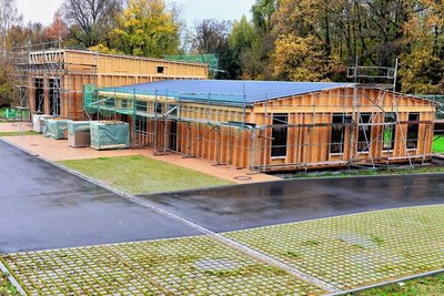 Vor einem Jahr war bereits Baubeginn: Das Feuerwehrgerätehaus in Cunnersdorf steht bislang nur im Rohbau. Foto: Falk Bernhardt