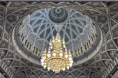 Kuppel mit Swarovski-Leuchter in der Sultan Quaboos Moschee in Muscat.