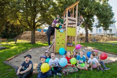  Für den Fototermin tauschten die Kinder vom Kinderhaus Westend und die Erwachsenen die Rollen - die Kleinen standen im Vordergrund, die Großen eroberten das Klettergerüst. 
