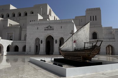 Die königliche Oper in Muscat wirbt schon draußen für ihr Stück „Sindbad“.