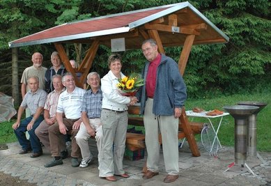 
              <p class="artikelinhalt">Ortsvorsteherin Katrin Pohl (2. von rechts) feierte am Freitagabend gemeinsam mit den Wanderfreunden Beerheide. Diese haben nicht nur den Rundwanderweg ausgeschildert, sondern auch Bänke und eine Schutzhütte geschaffen.</p>
            
