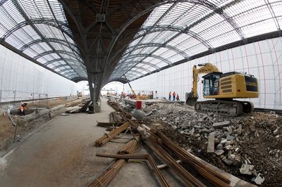 Ein Blick auf das Baufeld an den Gleisen 12 bis 15. Damit künftig auch längere ICEs halten können, werden die Bahnsteige verlängert.  