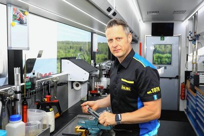 Rico Stoll bereitet Teile im Team-Truck vor. Über seinem Arbeitsplatz hängt ein Foto des Ex-Motorradrennfahrers Steve Jenkner.