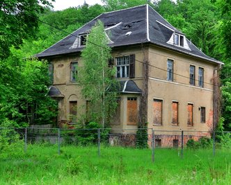 Die verfallene Kommandantenvilla im ehemaligen KZ Sachsenburg. Jetzt will die Stadt das marode Gebäude abreißen lassen. 