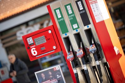 Jede fünfte Tankstelle verstößt gegen die 12-Uhr-Regel bei den Kraftstoffpreisen. (Archivbild) 