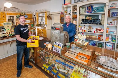 Jörg und sein Vater Uwe Egert (r.) haben den ehemaligen Kolonialwarenladen herausgeputzt.