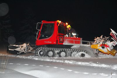 Die Polizei, ein Notarzt und andere Rettungskräfte sind am Donnerstagabend wegen eines Leichenfunds bei Grumbach im Einsatz gewesen. 
