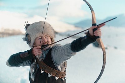 Aschenbrödel (Astrid Smeplass) als Mann verkleidet auf der Jagd. 