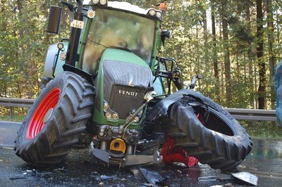 Dieser Traktor ist am Mittwoch auf der B 173 mit einem Laster zusammengestoßen.