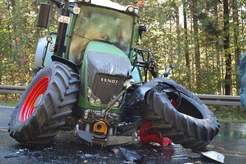 Falkenau: Traktor prallt auf Laster - hoher Schaden