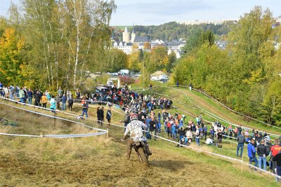 Publikumsmagnet in Zschopau: der Cross-Test am Skihang.