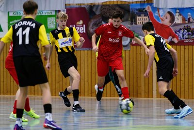 Luis Moschke von den C-Junioren des BSC Motor Rochlitz (in Rot), hier im Gruppenspiel gegen den späteren Turniersieger Borna, kam mit seinem Team am Ende auf Platz 3.