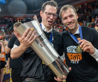 Feierte mit Ulm und Coach Gavel (rechts) 2023 den Meistertitel - im Sommer geht er nach München: Sportdirektor Thorsten Leibenath. (Archivbild)