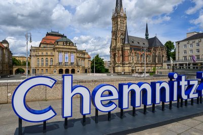 Der Theaterplatz in Chemnitz. Am Hotel „Chemnitzer Hof“ (rechts im Bild) haben Mülltonnen gebrannt.