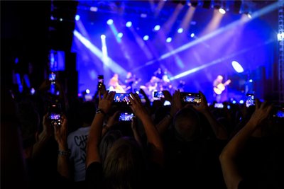 Den Auftritt hielten die Fans mit ihrem Smartphone fest.