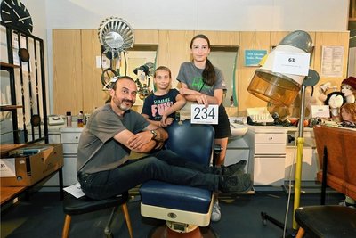 Danny Schwalbe und Familie: Der Mann aus Culitzsch bei Zwickau hat Friseur-Einrichtung für das Oldtimer-Museum des Ortes ersteigert. 