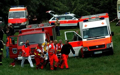 
              <p class="artikelinhalt">Großeinsätze für Rettungskräften hat es am Samstag während der Vogtlandrallye bei zwei Unfällen gegeben. Auf der Straße zwischen Brotenfeld und Korna ist unweit der Spitzmühle (Foto) ein Rallyeauto von der Fahrbahn abgekommen und durch die Luft in eine Zuschauergruppe "geflogen". Eine Frau wurde dabei schwer verletzt, alle anderen Zuschauer sind geistesgegenwärtig aus der Gefahrenzone gerannt.</p>
            
