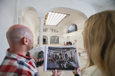 Für die historischen Hallen gibt es am Computer entworfene Einrichtungsvarianten. Wo einst Bahnpassagiere zum Zug eilten, sollen künftig vor Träumen in Chrom und Blech Kunden verweilen, die eine ganz andere Art von Mobilität im Blick haben. 