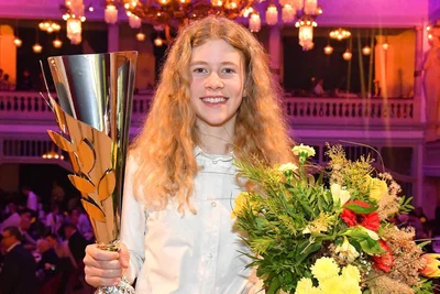 Anina Urlaß mit Blumenstrauß und Siegerpokal. Pokale will die junge Hohndorferin auch künftig viele gewinnen – deshalb treibt die 13-Jährige ihre Motorsportkarriere zielstrebig voran.