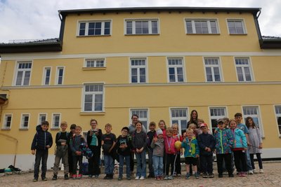 Die Kinder im Hof des „Grünen Baumes“ in Leubnitz.
