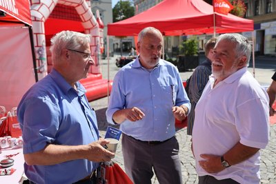 Der Linke Rico Gebhardt: 1999 (oben) und 2024 im Wahlkampf in Aue.