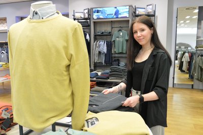 Kaufhaus KÖ 8 an der Petersstraße in Freiberg: Nach dem Umbau wurde das Sortiment um neue Marken erweitert, im Bild Mitarbeiterin Lucy-Ann Demmig.
