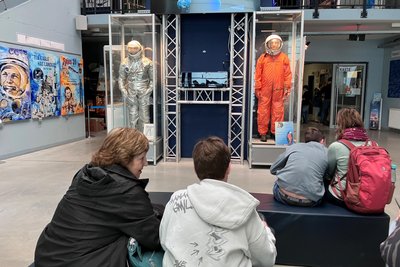 Im Foyer, wo Gagarins Weltraumanzug zu sehen ist, wird ein Film über seinen Flug ins All gezeigt.