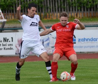 Benjamin Matthes (links) empfängt mit seinem SC Syrau den VfB Schöneck in Leubnitz, während Treuens André Meyer mit seinem Team zum SV Kottengrün muss. 