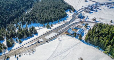Von links unten kommt die B 95 aus Richtung Oberwiesenthal, von rechts um die Kurve die S 271 von Tellerhäuser. An der Zufahrt zur Grenze gibt es mehrere Schnittpunkte. Laut Plan soll der Bereich zu einem Kreisverkehr umgebaut werden - zwischen "Neuem Haus" und früherer Grenzstation.
