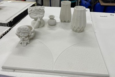 Mit der Ducem-Masse lassen sich auch Fliesen gestalten; Restmengen werden unter anderem für kleine Figuren und Vasen verwendet.