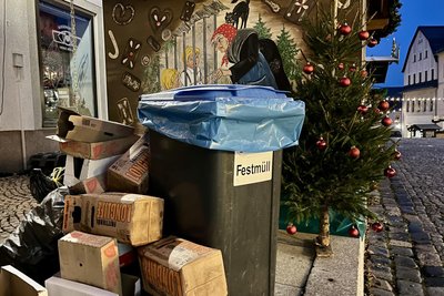 So sieht es aus am Morgen nach einem ganz normalen Tag auf dem Schwarzenberger Weihnachtsmarkt. Und es ist keine Hexerei, dass der Markt gegen 9 Uhr wieder blitzeblank gesäubert ist.