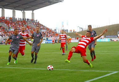 Knapp verfehlt Davy Frick (rechts, Zwickau) den Ball. Zeitgleich kein Durchkommen für Teamkollege Nico Antonitsch (Zwickau) bei Toni Lindenhahn und Fynn Arkenberg (beide Halle).